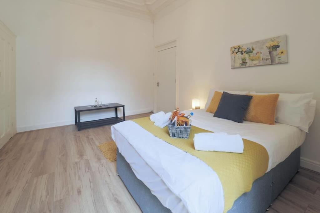 2 Bed Flat In Heart Of Kilburn With Full Kitchen London