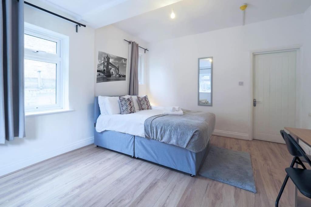2 Bed Flat In Heart Of Kilburn With Full Kitchen London