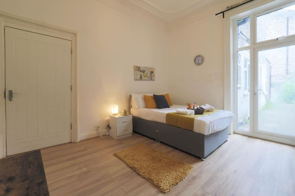 2 Bed Flat In Heart Of Kilburn With Full Kitchen London