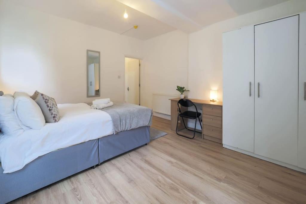 2 Bed Flat In Heart Of Kilburn With Full Kitchen London