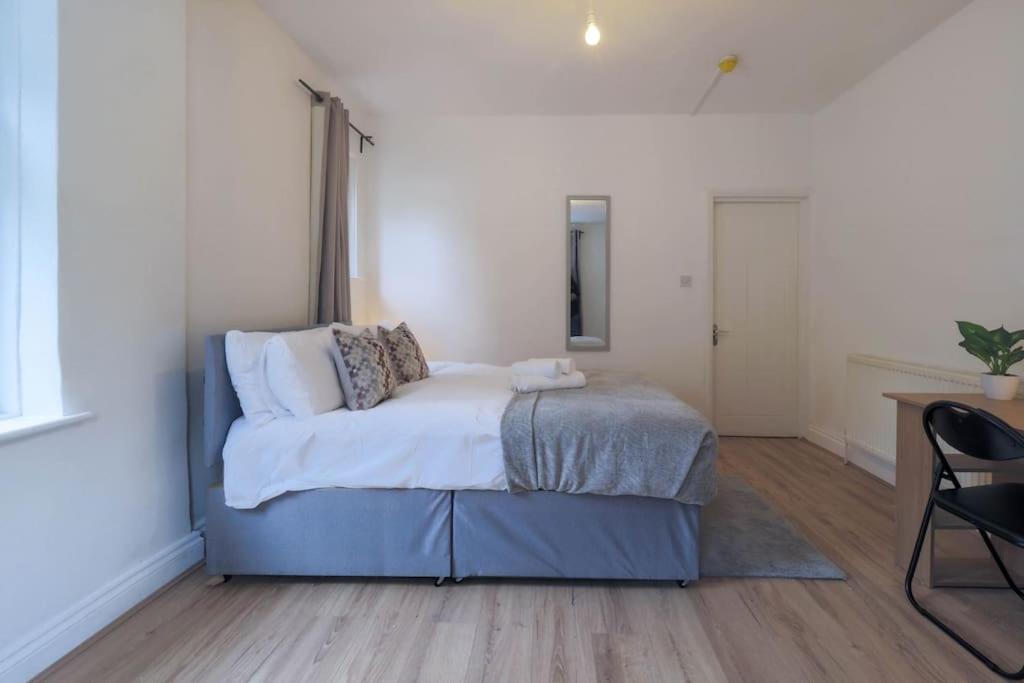 2 Bed Flat In Heart Of Kilburn With Full Kitchen London