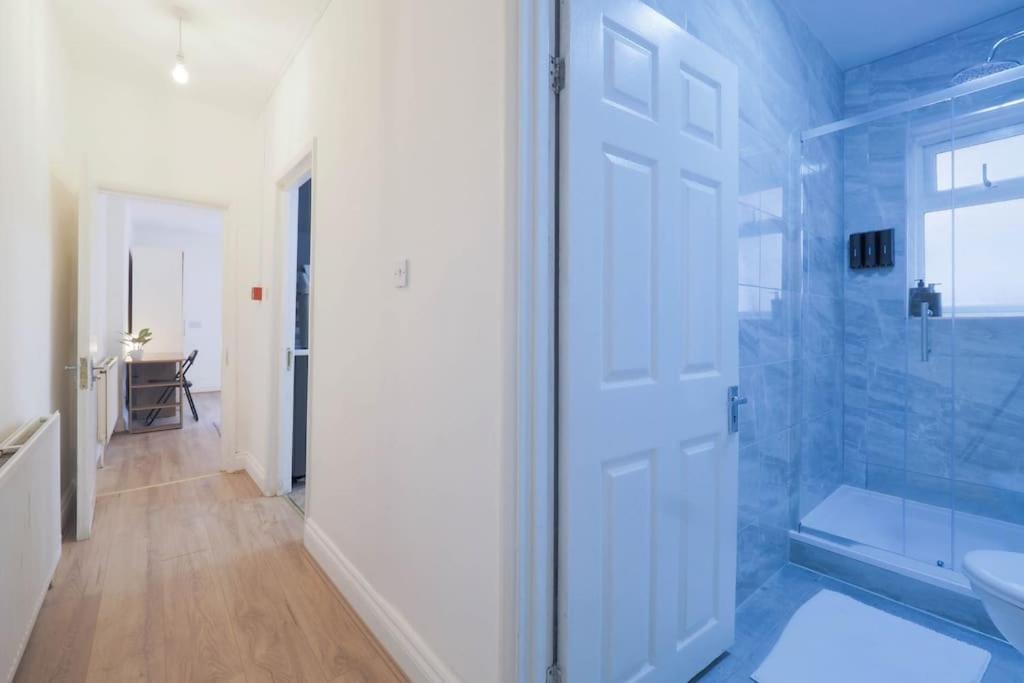2 Bed Flat In Heart Of Kilburn With Full Kitchen London