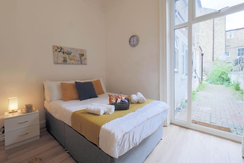 2 Bed Flat In Heart Of Kilburn With Full Kitchen London