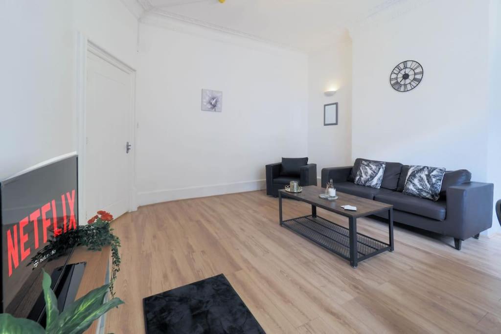 2 Bed Flat In Heart Of Kilburn With Full Kitchen London
