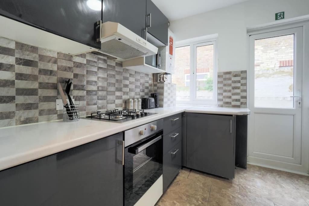2 Bed Flat In Heart Of Kilburn With Full Kitchen London