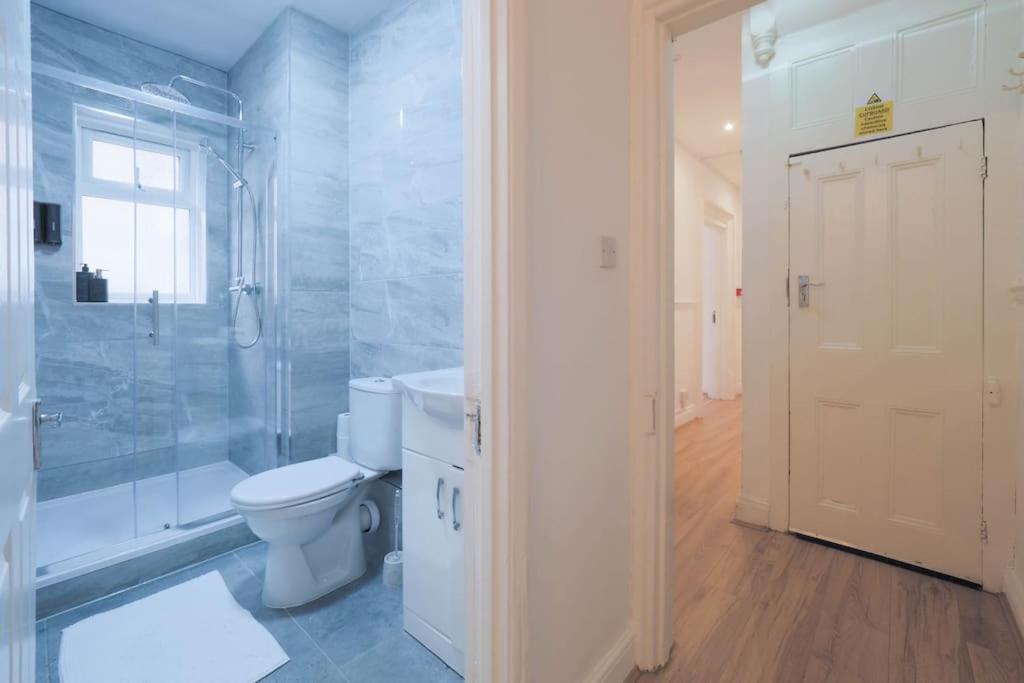 2 Bed Flat In Heart Of Kilburn With Full Kitchen London
