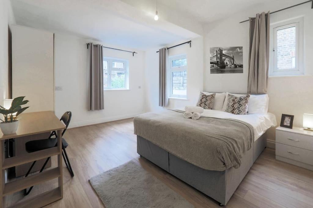2 Bed Flat In Heart Of Kilburn With Full Kitchen London