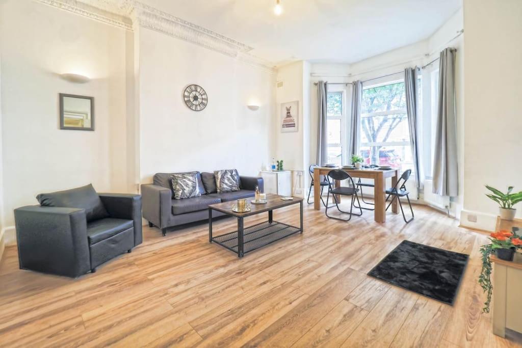 2 Bed Flat In Heart Of Kilburn With Full Kitchen London
