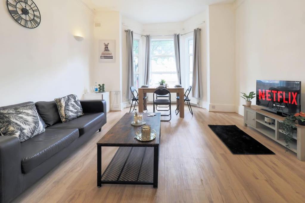 2 Bed Flat In Heart Of Kilburn With Full Kitchen London