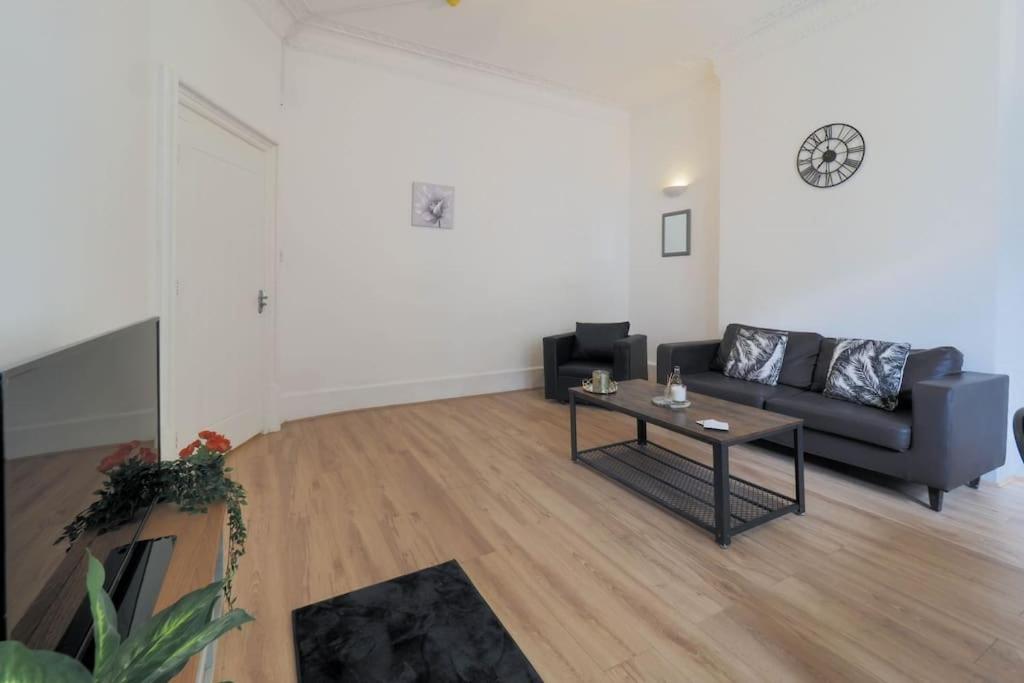 2 Bed Flat In Heart Of Kilburn With Full Kitchen London