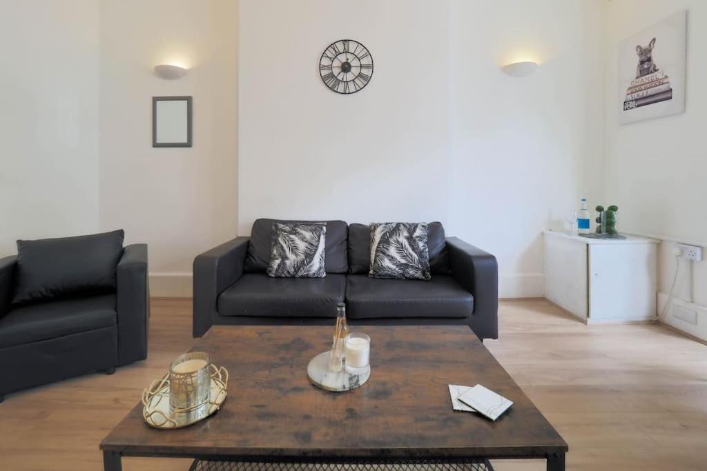 2 Bed Flat In Heart Of Kilburn With Full Kitchen London