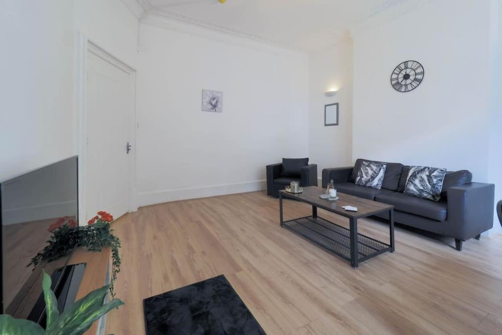 2 Bed Flat In Heart Of Kilburn With Full Kitchen London