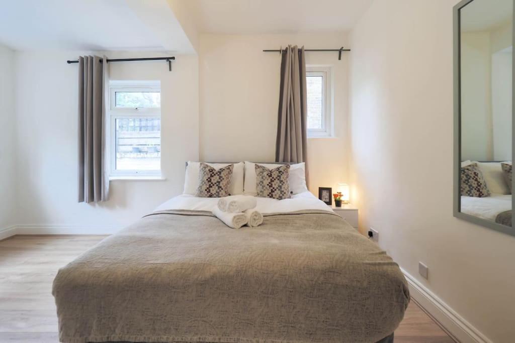 2 Bed Flat In Heart Of Kilburn With Full Kitchen London