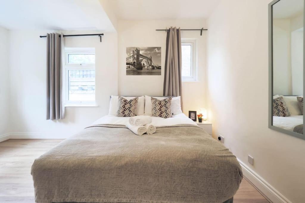 2 Bed Flat In Heart Of Kilburn With Full Kitchen London