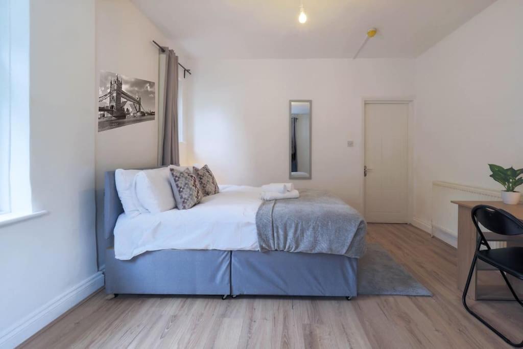 2 Bed Flat In Heart Of Kilburn With Full Kitchen London