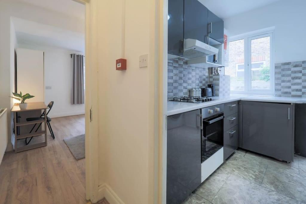 2 Bed Flat In Heart Of Kilburn With Full Kitchen London