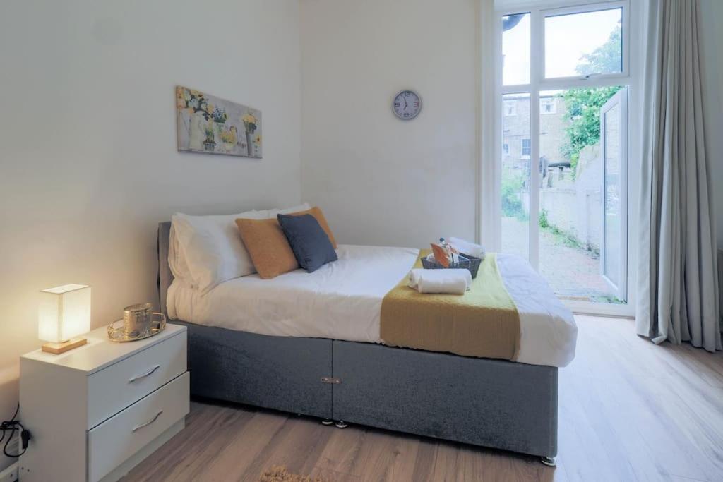 2 Bed Flat In Heart Of Kilburn With Full Kitchen London
