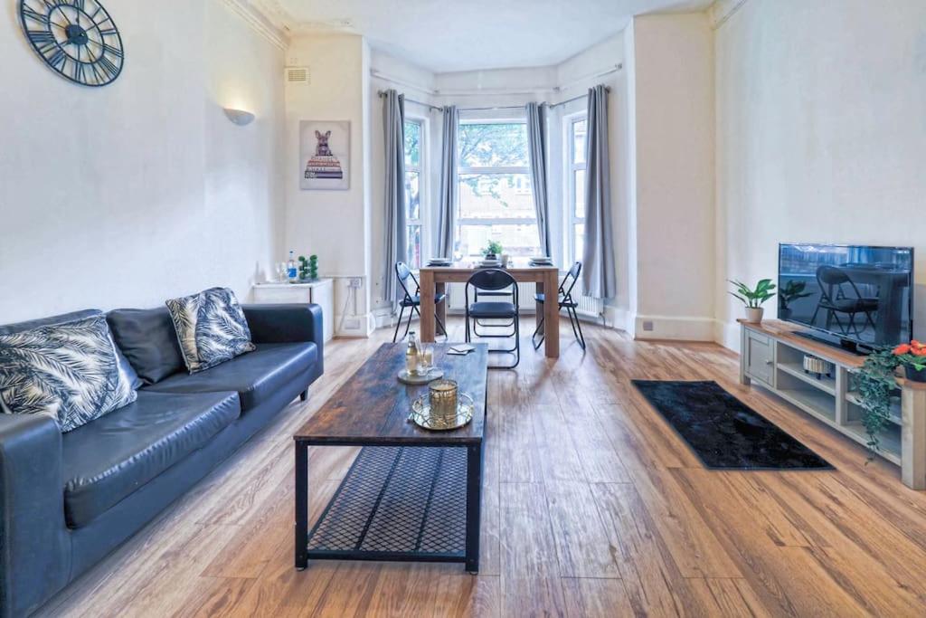 2 Bed Flat In Heart Of Kilburn With Full Kitchen London