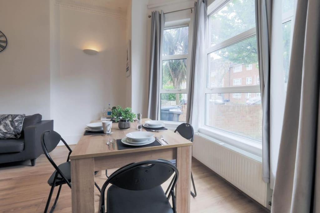 2 Bed Flat In Heart Of Kilburn With Full Kitchen London