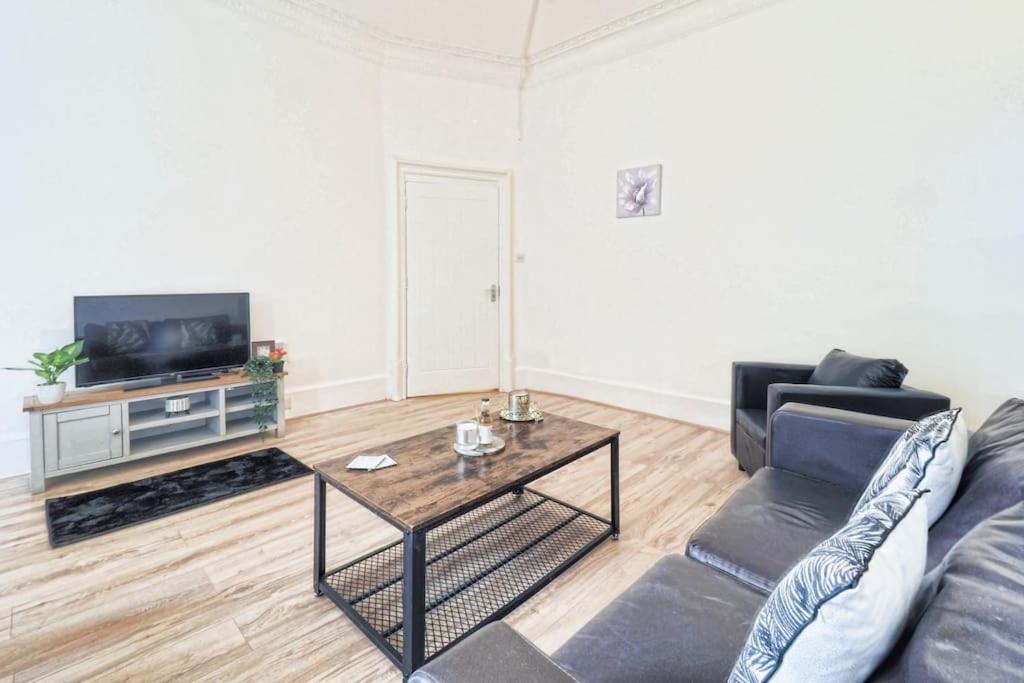 2 Bed Flat In Heart Of Kilburn With Full Kitchen London