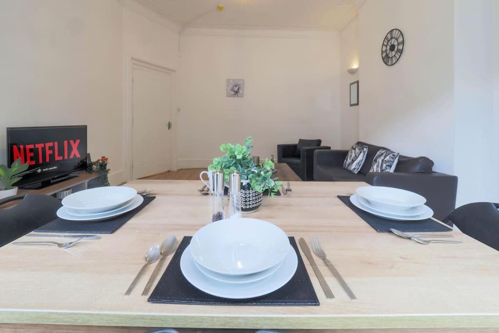 2 Bed Flat In Heart Of Kilburn With Full Kitchen London