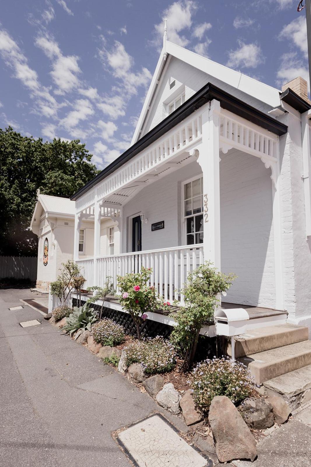 'Allambee=' Heritage cottage in trendy South Hobart