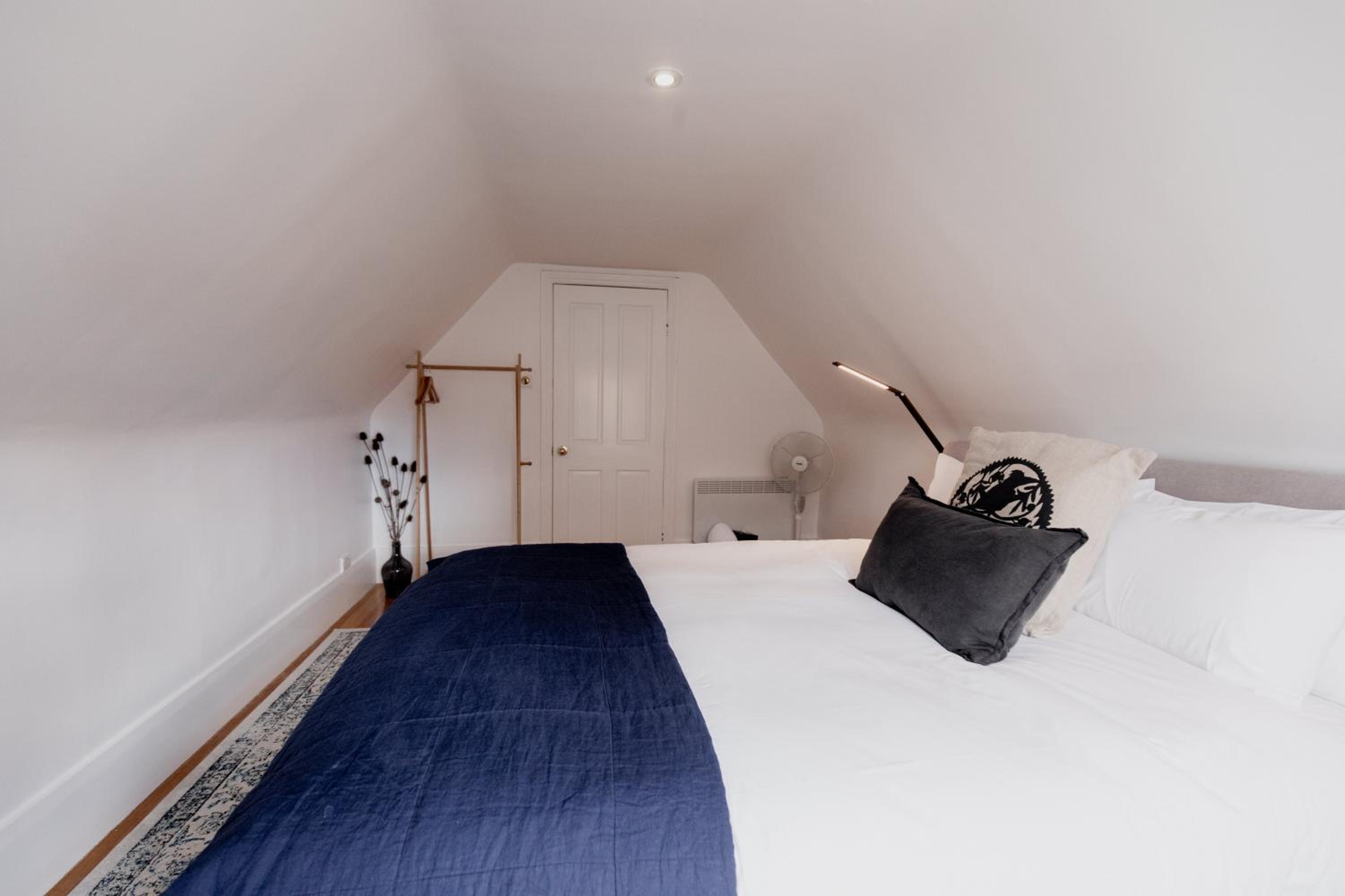 'Allambee=' Heritage cottage in trendy South Hobart