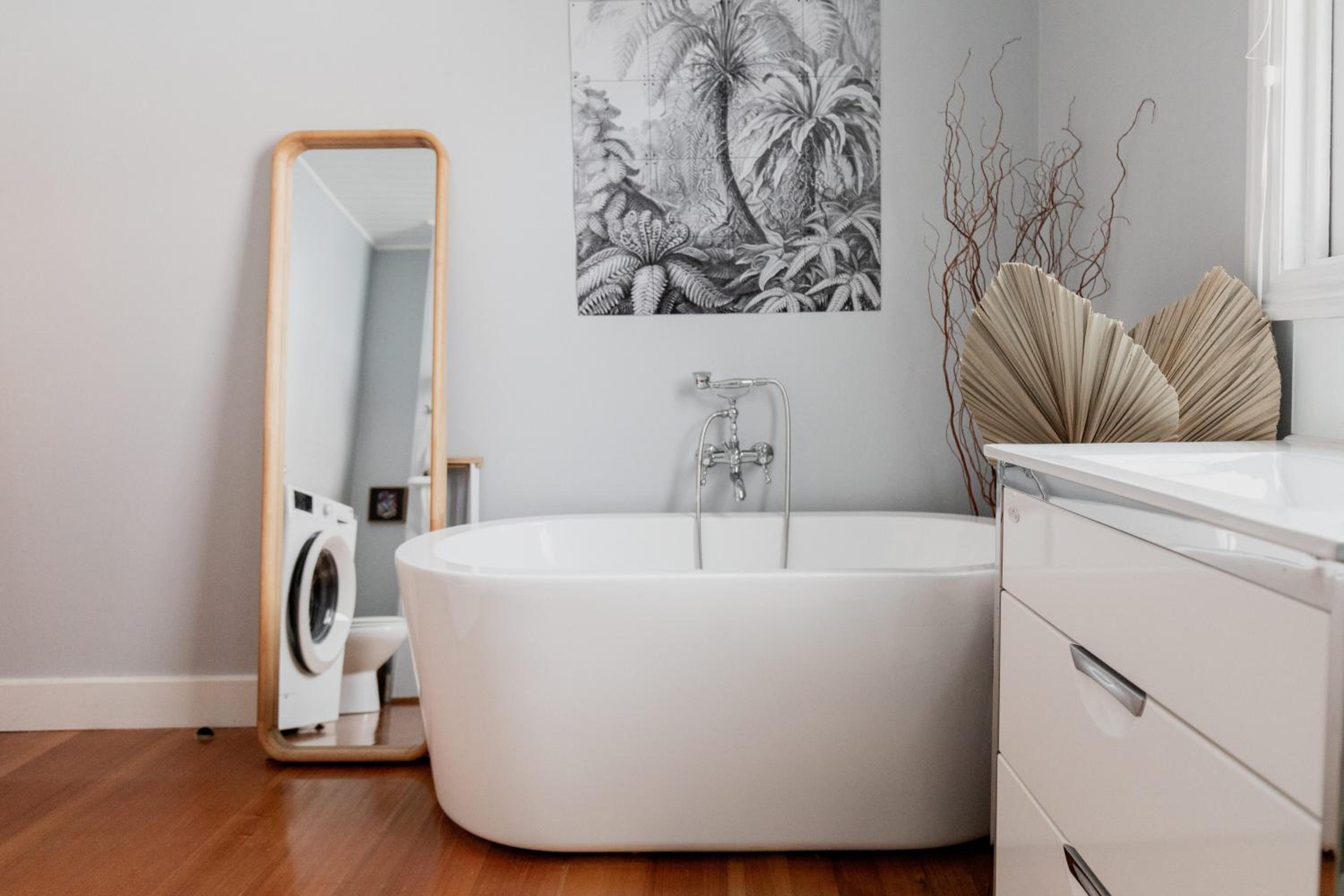 'Allambee=' Heritage cottage in trendy South Hobart