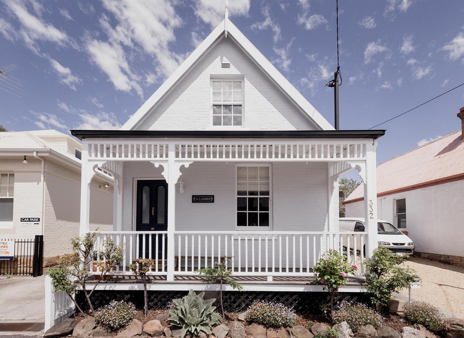 'Allambee=' Heritage cottage in trendy South Hobart