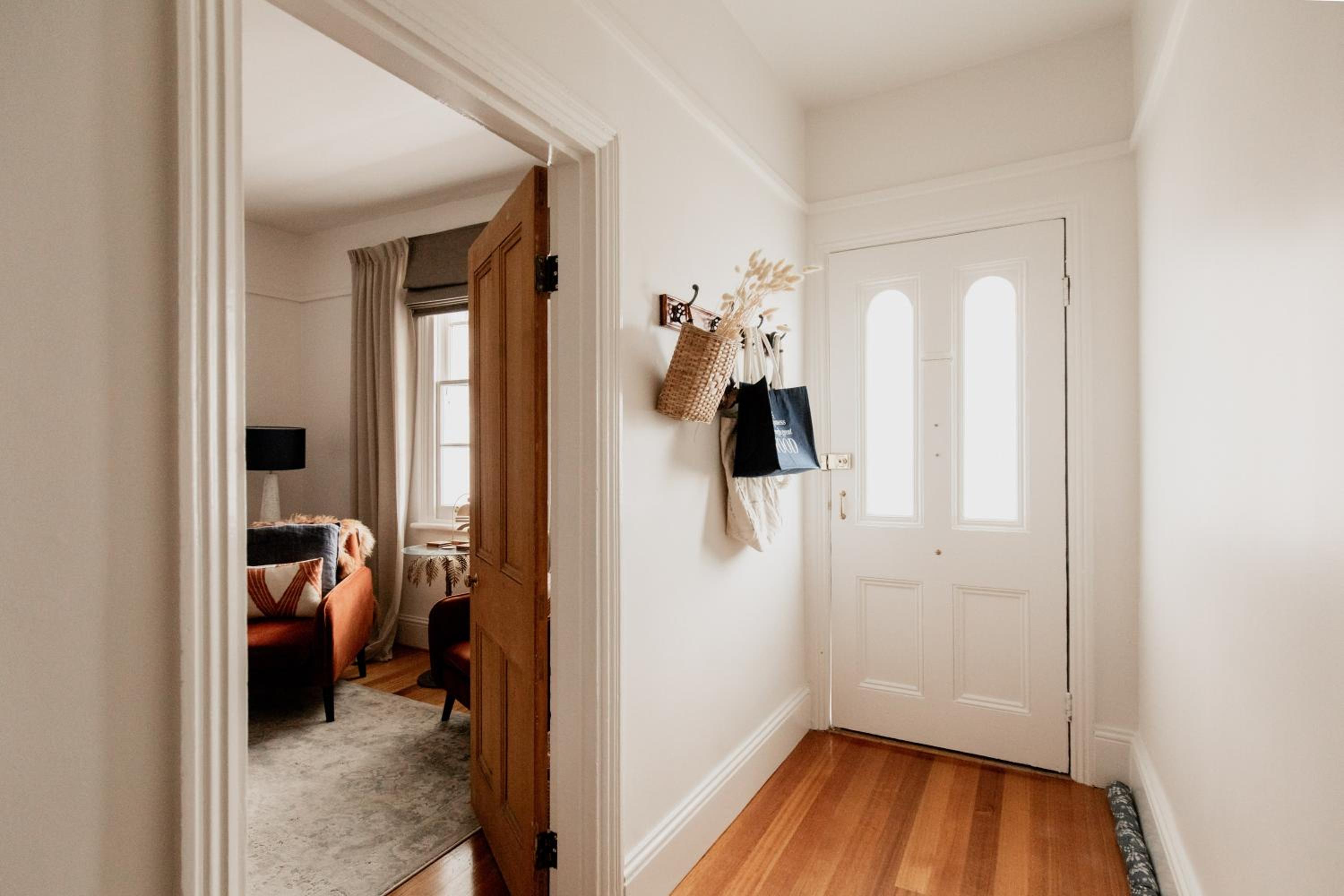'Allambee=' Heritage cottage in trendy South Hobart