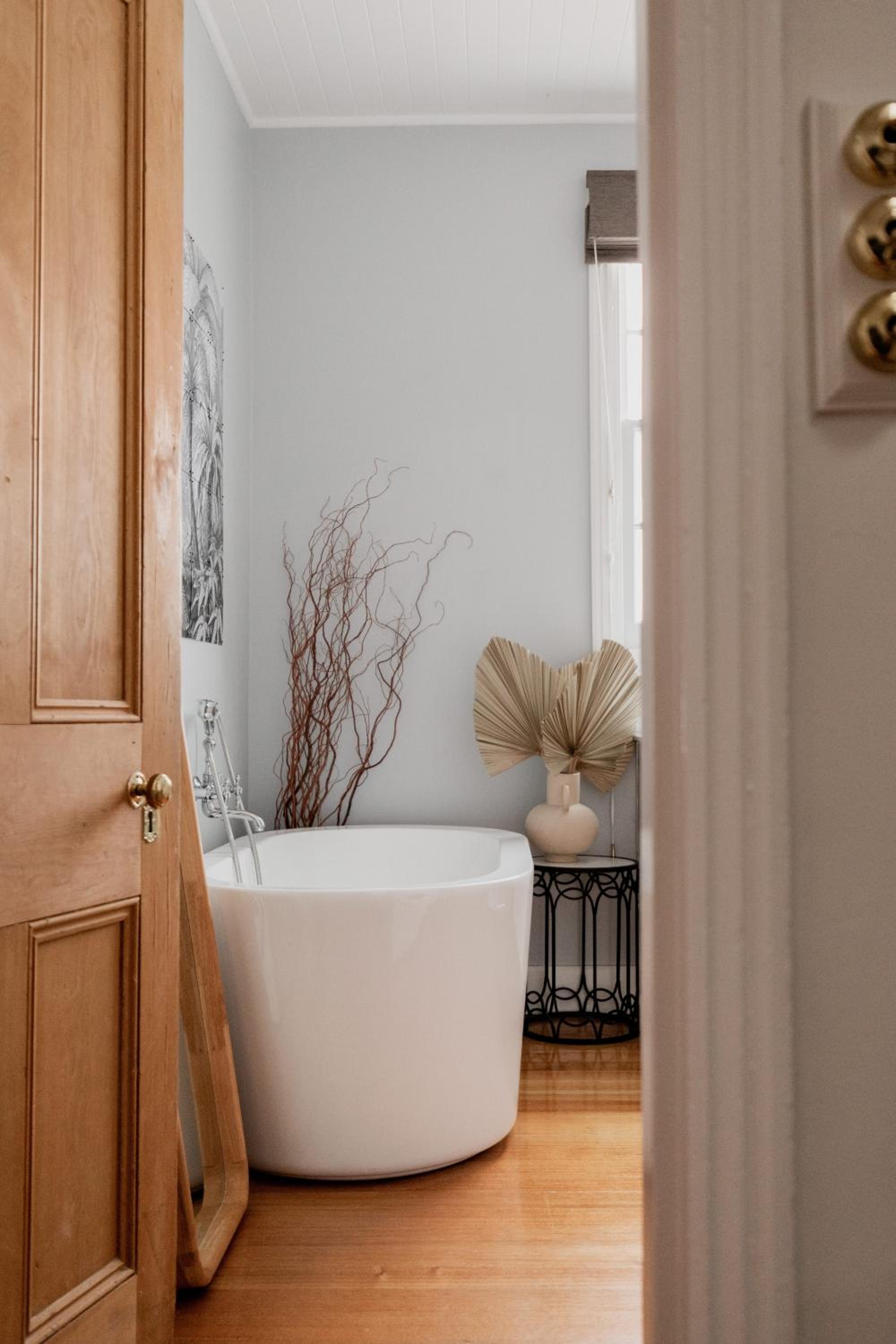 'Allambee=' Heritage cottage in trendy South Hobart