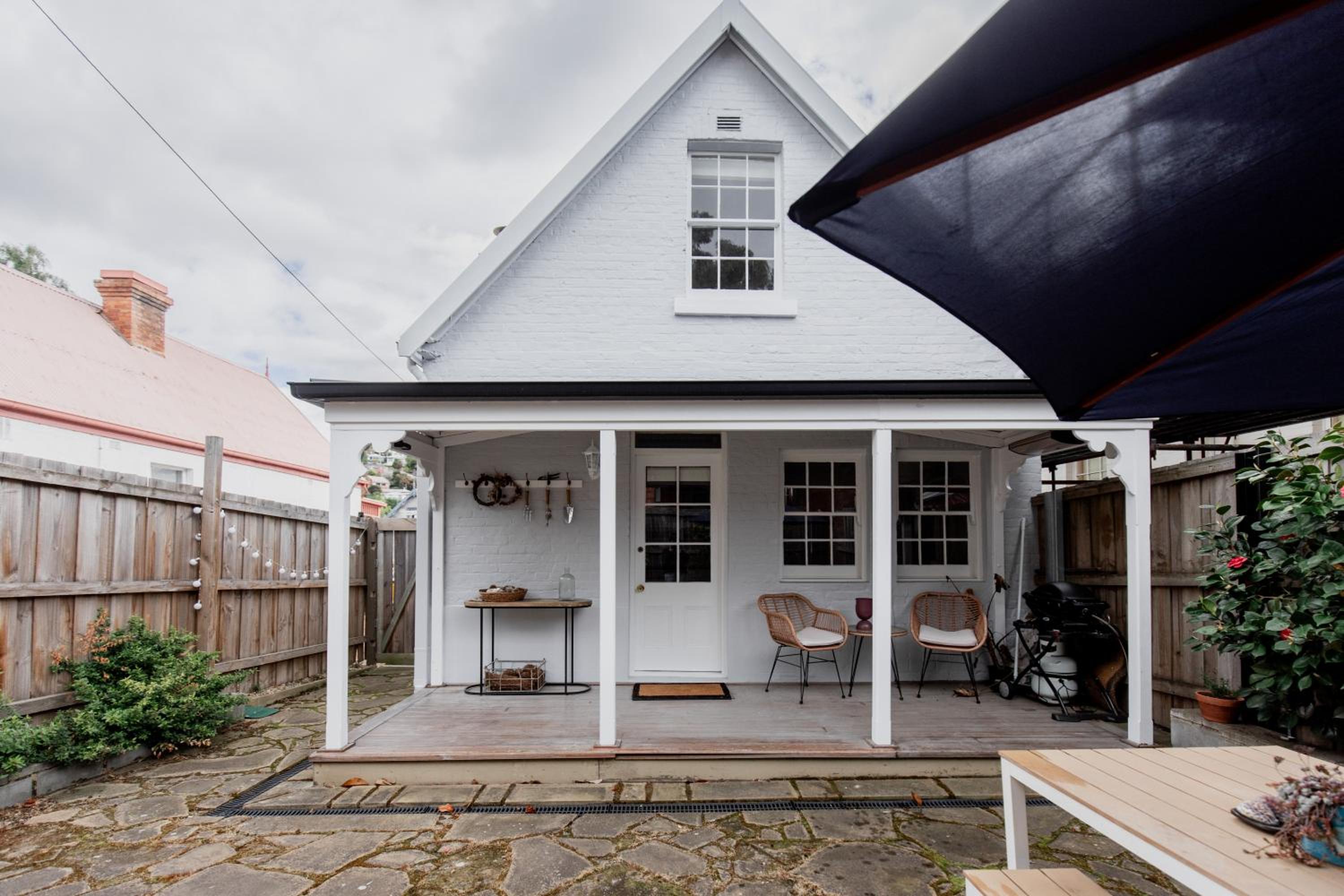 'Allambee=' Heritage cottage in trendy South Hobart