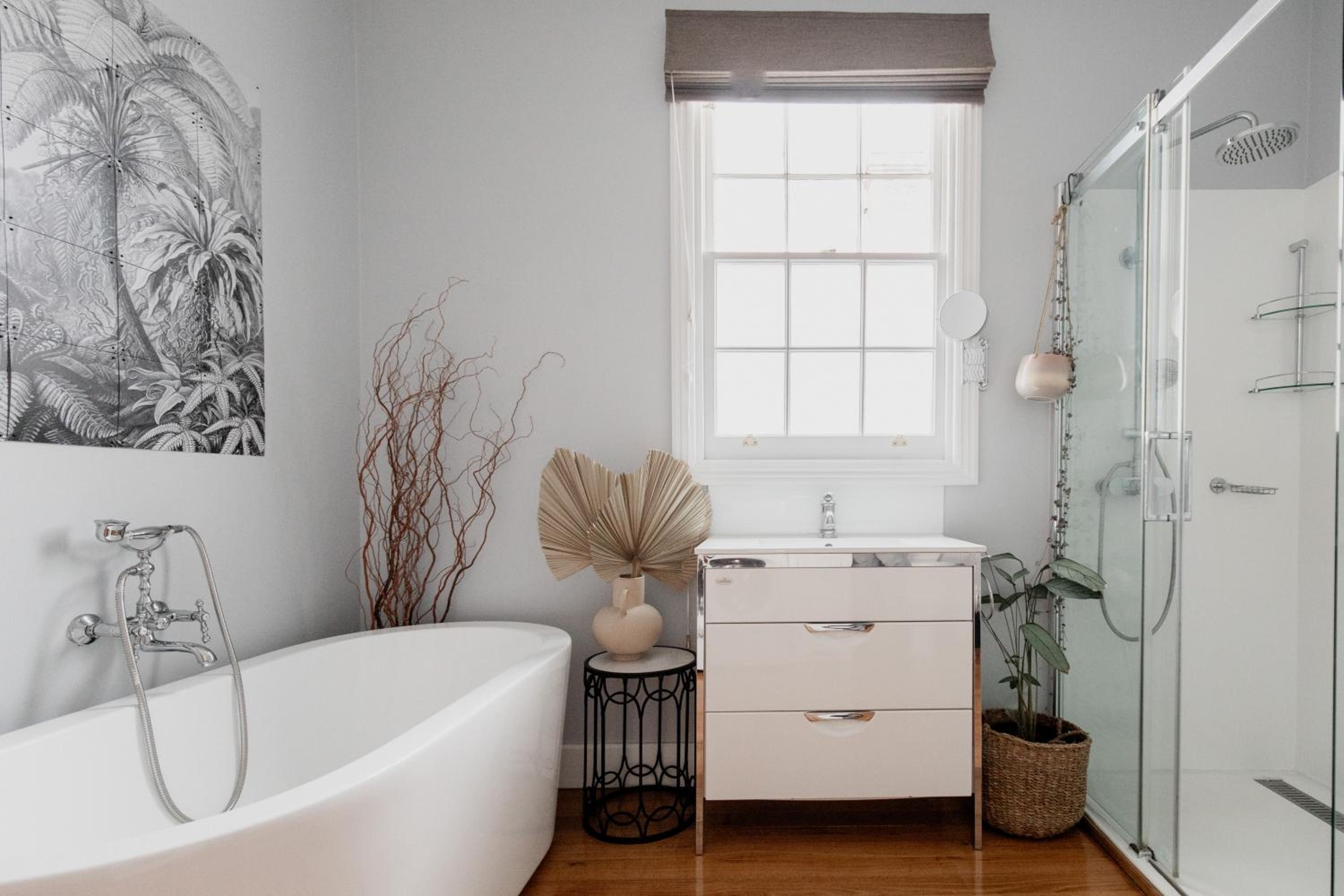 'Allambee=' Heritage cottage in trendy South Hobart