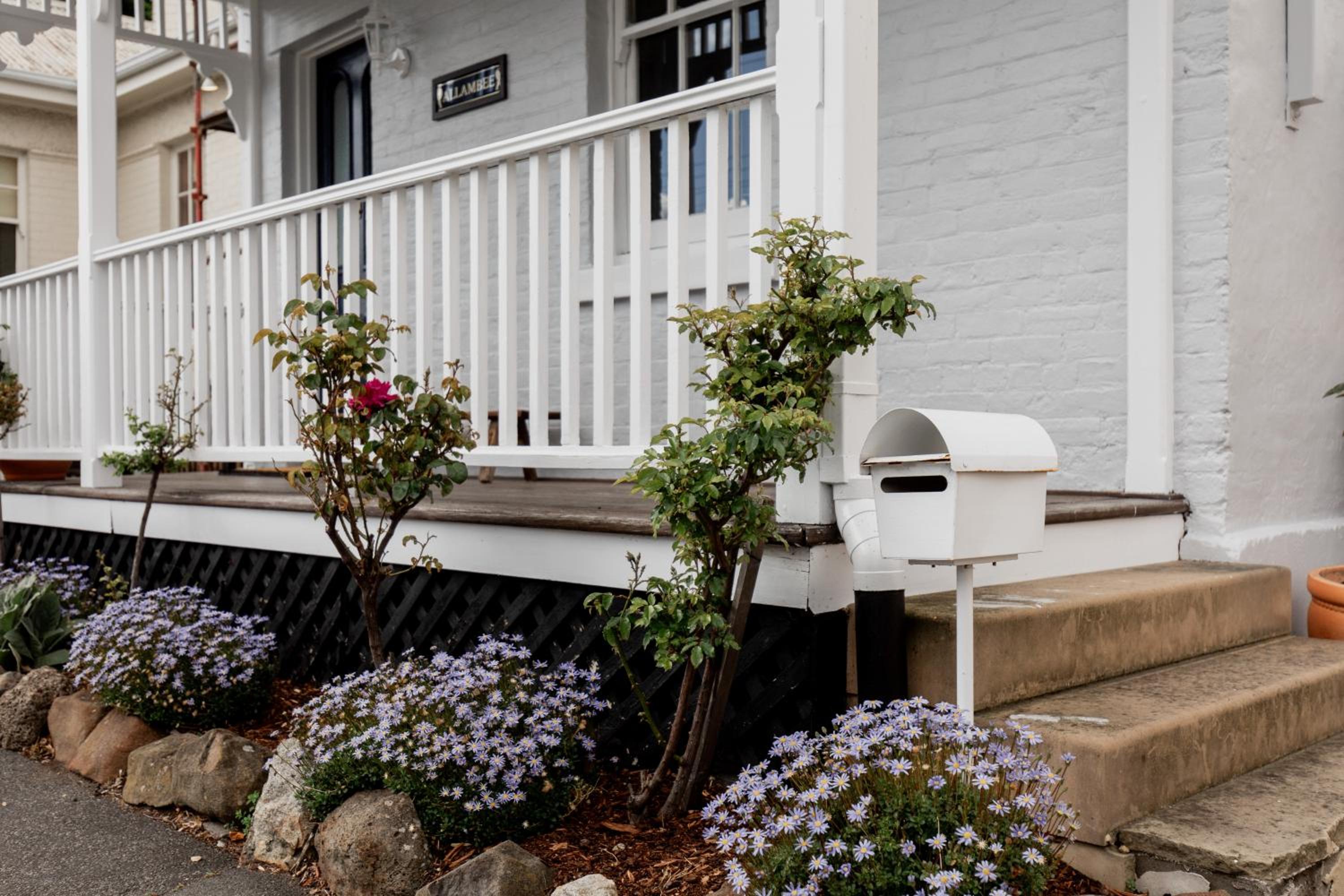'Allambee=' Heritage cottage in trendy South Hobart