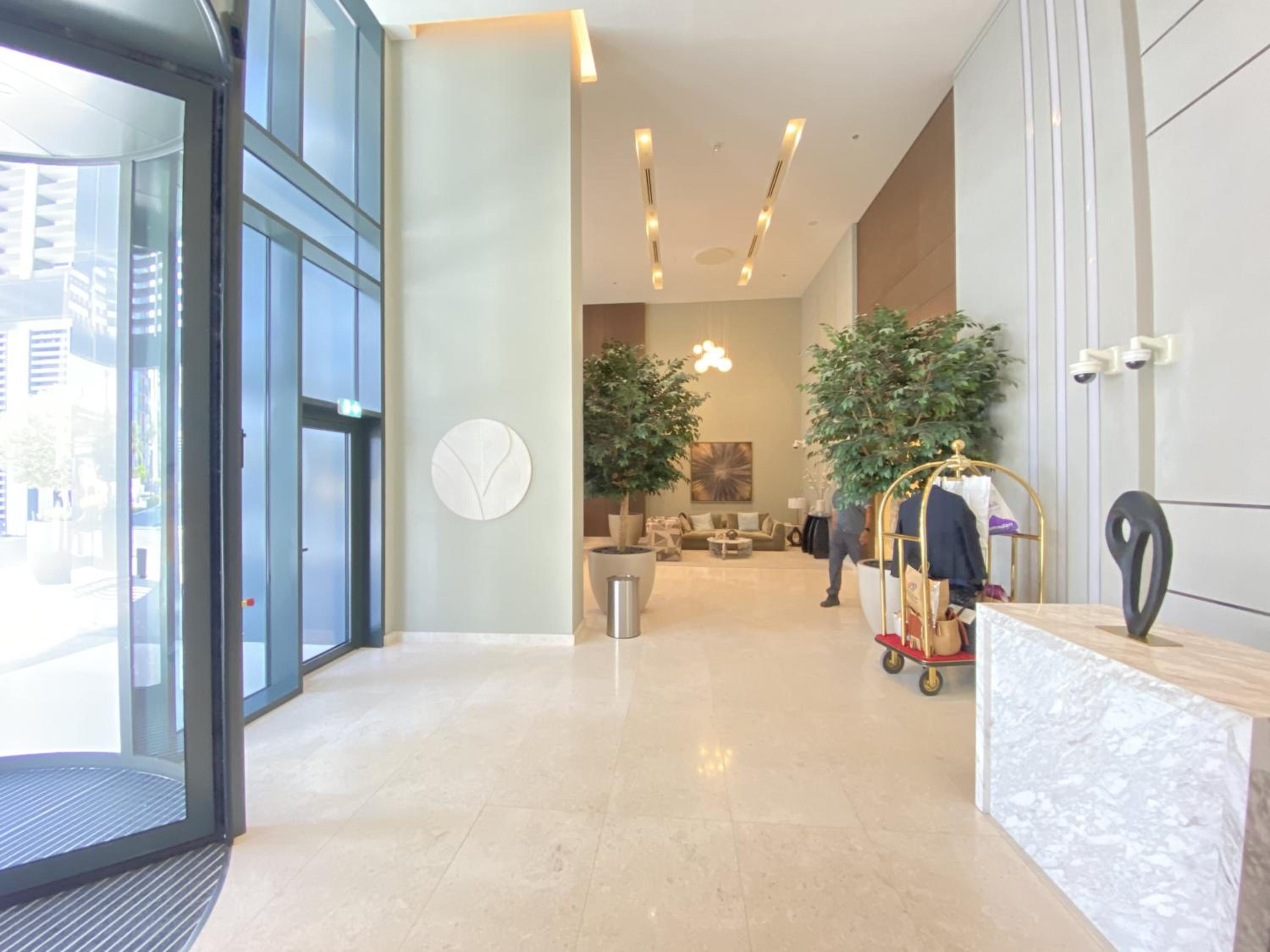 GLOBALSTAY Creek Edge Tower Elegant Apartments