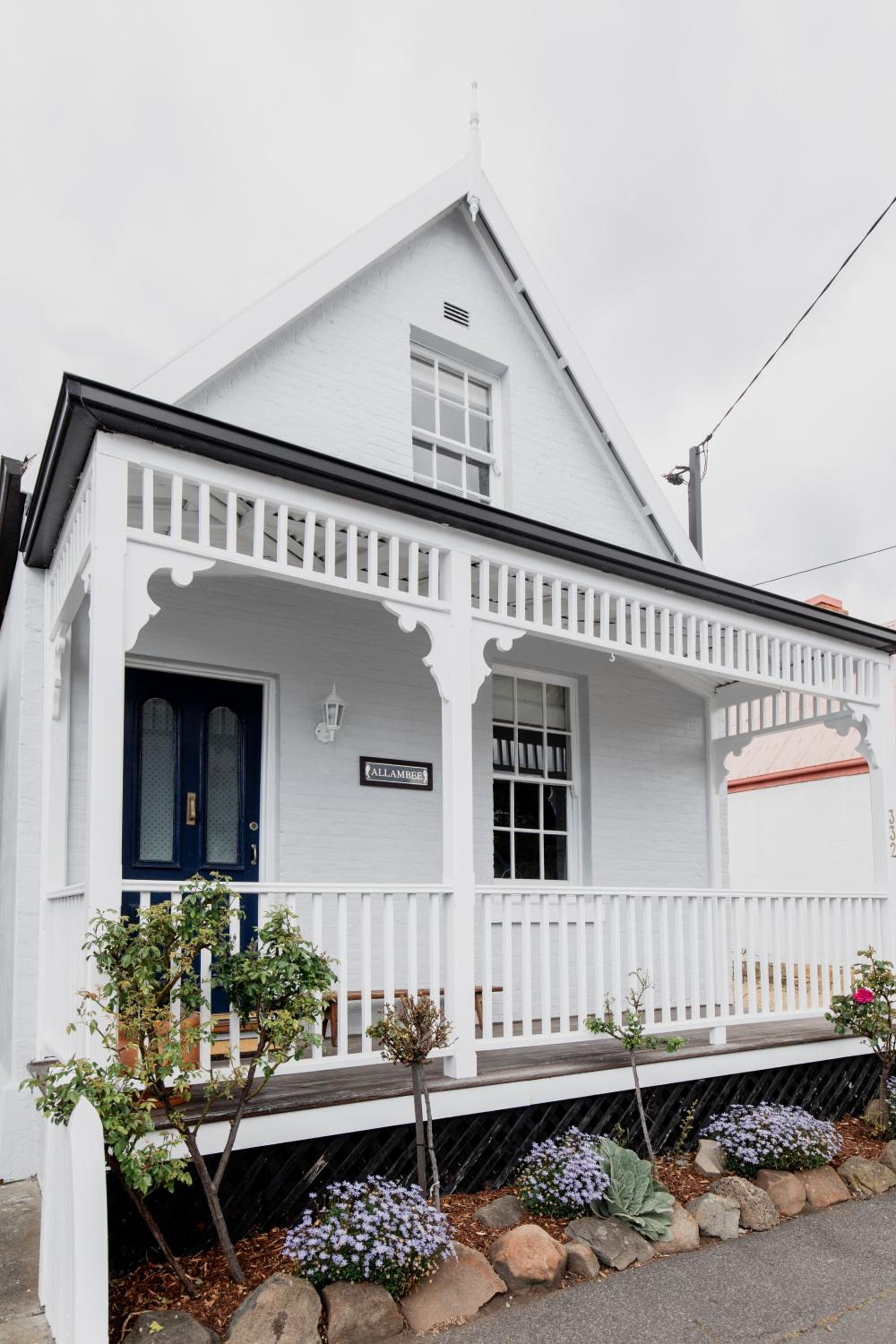 'Allambee=' Heritage cottage in trendy South Hobart