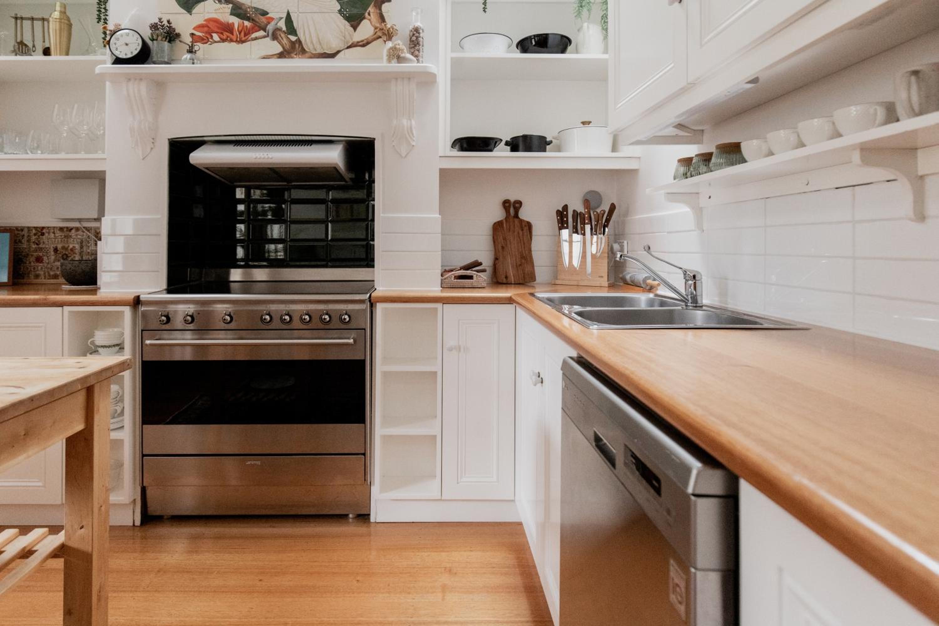 'Allambee=' Heritage cottage in trendy South Hobart