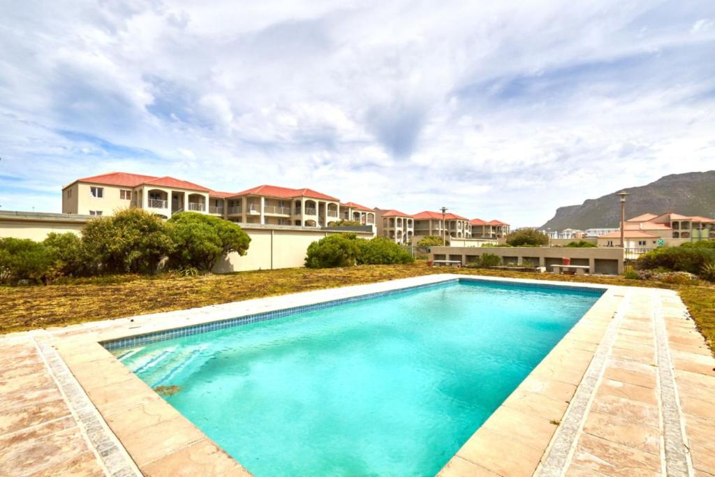 Beachside Living in Muizenberg. view 3
