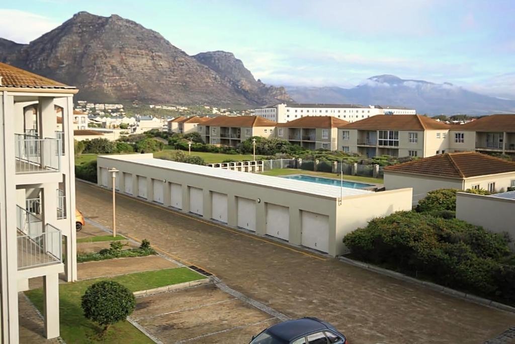 Beachside Living in Muizenberg. view 4