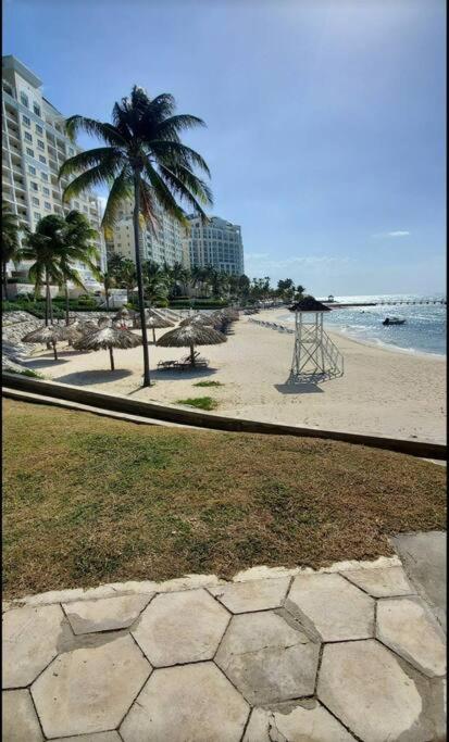 Modern Decor Apt Near Airport With Beach Club Access