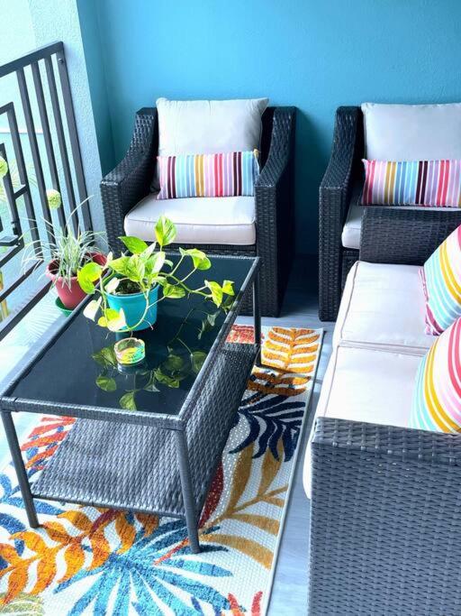Modern Decor Apt Near Airport With Beach Club Access