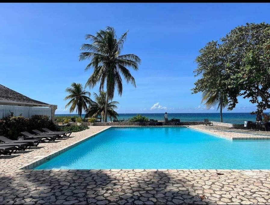 Modern Decor Apt Near Airport With Beach Club Access