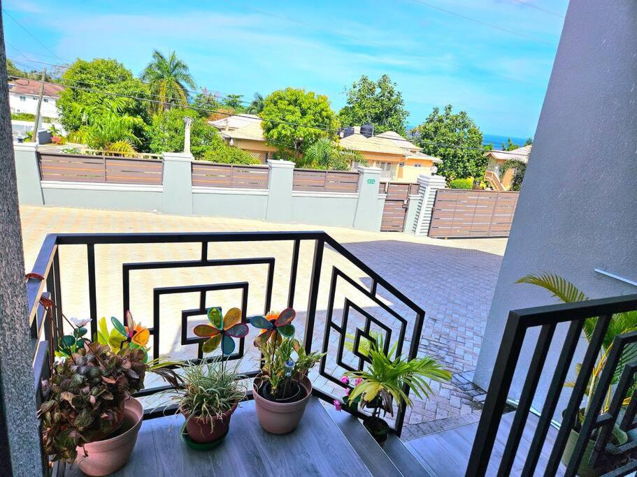 Modern Decor Apt Near Airport With Beach Club Access