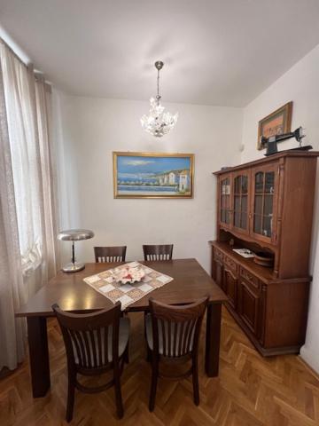 Aristocratic 2bdrm Central Apartment