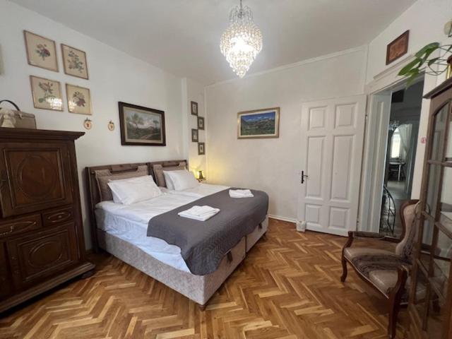 Aristocratic 2bdrm Central Apartment