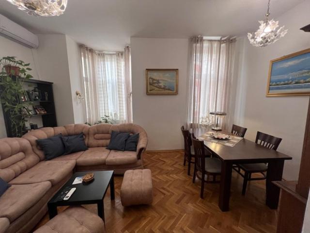 Aristocratic 2bdrm Central Apartment