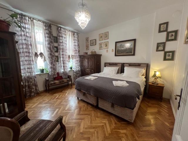 Aristocratic 2bdrm Central Apartment
