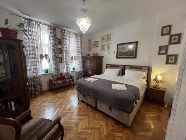 Aristocratic 2bdrm Central Apartment