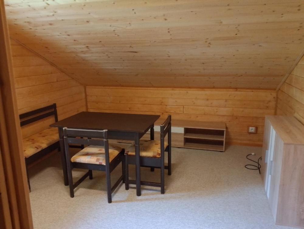 Chaloupka u potůčku