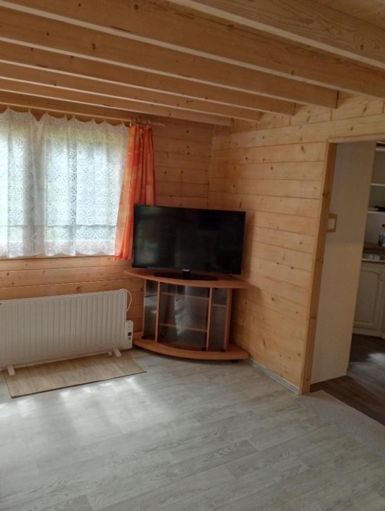 Chaloupka u potůčku